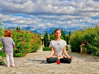 Yogalehrerin Janica begleitet Sie in Yogastunden auf der Finca Pura Vida vor traumhafter Kulisse auf Mallorca