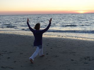 Yoga-Asana zum Sonnenuntergang am Strand auf Baltrum an der Nordsee