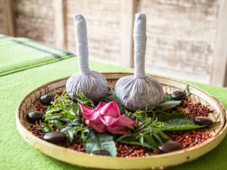 Duftende Reissäckchen und Blumen gehören zu Ayurveda-Behandlungen im Ayurvie