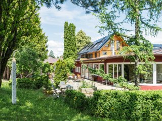 Das Bio-Seminarhotel wird umgeben von einem wunderschönen Garten