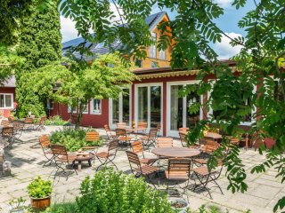 Genießen Sie die Sonne auf der schönen Terrasse im Garten des Hotels