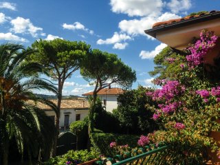 Der lila leuchtende Bougainvill begrüßt Sie beim Eintritt in die Villa Garulli
