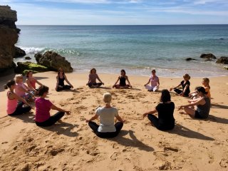 Genießen Sie wohltuende Yoga-Einheiten am schönen Sandstrand der Algarve!