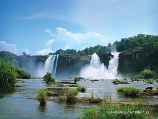 Erleben Sie die wild-tosenden Athirappilly Wasserfälle 