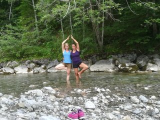 Yoga-Asana im erfrischenden, kühlen Bach 