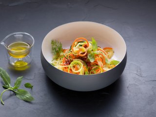 Eine leichte Mahlzeit für den Sommer: Pasta Tricolore mit buntem Gemüse