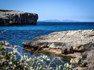 Begeben Sie sich in der Nähe der Finca Son Mola Vell auf einen romantischen Spaziergang entlang der Küste Mallorcas