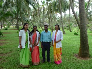 Ayurveda-Arzt Dr. Jobin mit den Junior-Ärztinnen aus seinem Sitaram Team