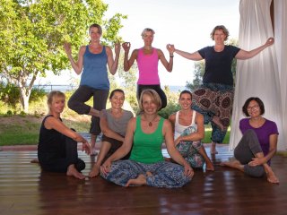 Spaß beim Yoga-Üben die Gruppe im luftigen, offenen Yoga-Raum