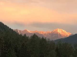 Welch ein traumhafter Ausblick in die Tiroler Berglandschaft