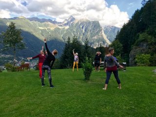 Yoga-Unterricht vor traumhafter Bergkulisse in Tirol