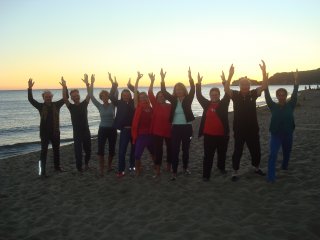 Unsere Yoga-Gruppe während dem Sonnenuntergang am Strand