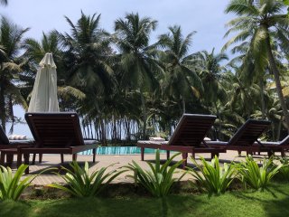 Entspannen auf dem Liegestuhl am Pool, Erholung pur bei der Ayurveda-Kur im Nattika Beach Resort