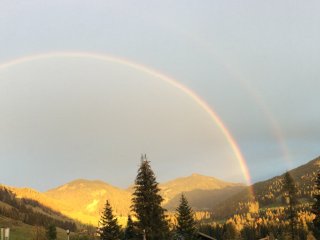 Wunderschöner Regenbogen über den Bergen