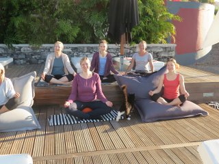 Unsere wundervolle kleine Yoga-Gruppe beim gemeinsamen Üben auf der Sonnenterrasse