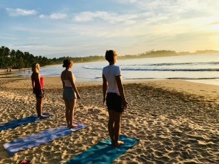 Wir spüren die Kraft bei unseren Yogastunden am Strand mit Weitblick aufs Meer