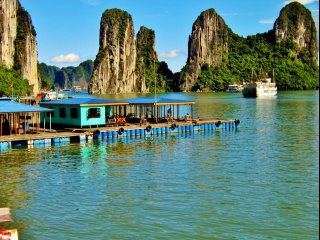 Die Menschen in der Halong Bay leben am und auf dem Wasser - in schwimmenden Dörfern. 