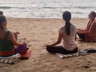 Meditation am Strand: Ruhe und Kraft tanken mit dem sanften Rauschen der Wellen