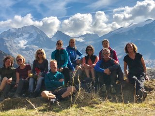 Wundervoller Ausblick auf die Dreitausender Südtirols mit unserer Gruppe im Vordergrund. 