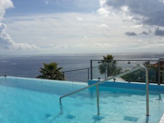 Was für ein spektakulärer Blick aufs weite Meer vom Infinity-Pool des Hotel Estalagems aus