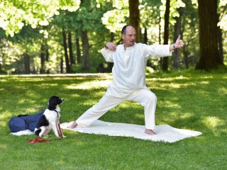Jürgen Laske beim Yoga im Grünen