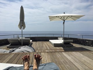 Entspannt die Füße zurücklegen und den weiten Blick auf den Atlantik genießen