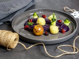 Leckeres aus der Basenfasten-Küche Rotkohlpüree mit Kartoffelklößen, Bratapfel und karamellisierten Cranberries für die Weihnachtszeit