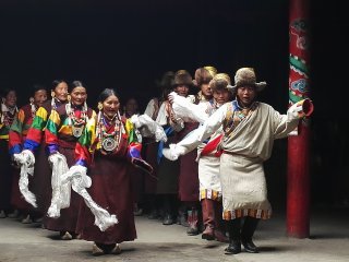 Sehr bewegend und anmutig - die traditionellen Tänze im Dorf Halji 