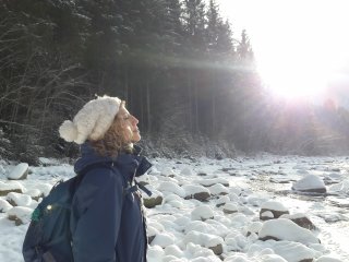 Die Sonne bei einer kleinen Schneewanderung genießen