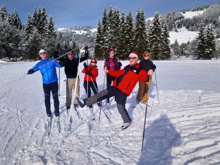 Ski-Langlauf für Anfänger und Fortgeschrittene. Lachen inklusive 