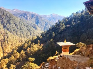 Die Sonne lässt die Chorten bei Chumphu Lhakhang erstrahlen