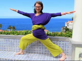 Gyöngyi beim Yoga üben im schönen Madeira 
