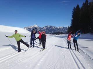 Die Gruppe hat viel Spaß beim Skilanglaufen in Österreich 