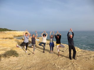 Entspannung beim Yoga an den Buchten der Algarve 