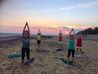 Viel Spaß und Freude bei Yogaübungen am Strand von Sri Lanka 