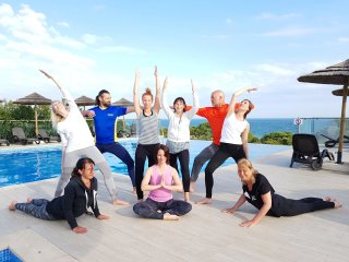 Erholung und Entspannung in der Gruppe beim Yoga üben im Suites Alba Resort & Spa an der Algarve