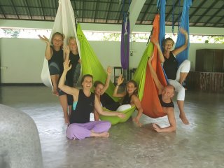 Mit viel Spaß und Freude beim Aerial-Yoga auf Sri Lanka 