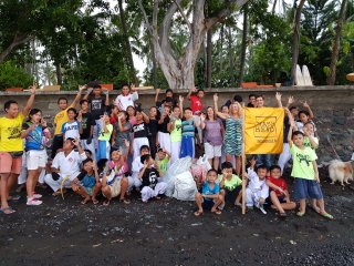 An den Stränden von Bali sammeln bereits viele Kinder Müll und unterstützen somit die Umwelt 