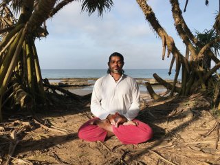Finden Sie innere Ruhe bei einer Meditation am Meer mit Yogalehrer Binoy
