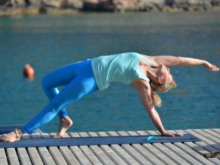 Kerstin Franke zeigt Ihnen Yoga Übungen, die für eine verbesserte Beweglichkeit und Durchblutung des Körpers sorgen
