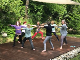 Aktivierende Yoga-Einheiten erwarten Sie auf der Sonnenterrasse im Garten des Hotel Balatura.
