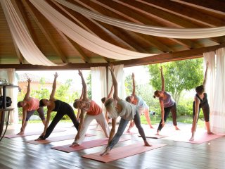Beim Yogaüben im Hotel Galanias kräftigen und dehnen Sie Ihren gesamten Körper.