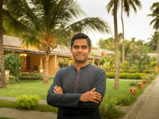 Dr. Vignesh Devraj ist Chefarzt des Sitaram Beach Retreats