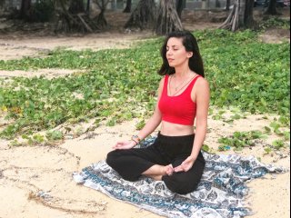 Genießen Sie Hatha Yoga unter freiem Himmel im Nattika Beach Resort