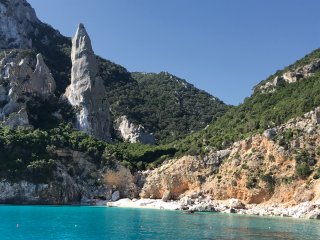 Ihre Bootstour führt Sie vorbei an eindrucksvollen Felsformationen