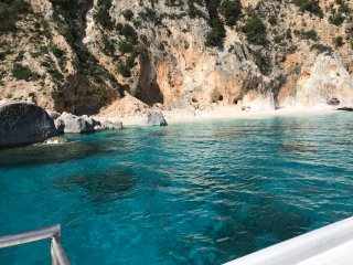 Entspannen SIe bei einer Bootstour auf Sardinien 