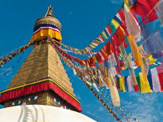 Auf Ihrer Reise nach Nepal warten viele bunte Gebetsfahnen auf Sie