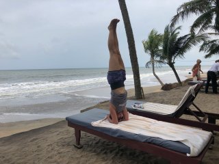 Während seiner Ayurveda-Kur am Strand  im Nattika Beach Resort entspannen