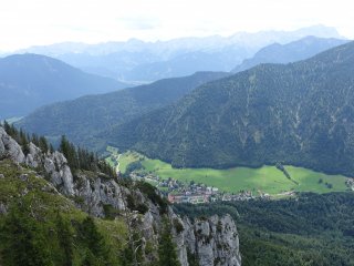 Genießen Sie die Aussicht auf die Ammergauer Alpen während Ihrer Yoga-Reise