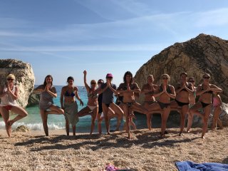 Mit morgendlichen Yoga-Einheiten am Strand starten Sie frisch und ausgeglichen in den Tag